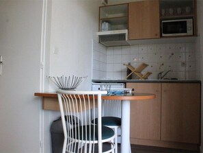 Kühlschrank, Mikrowelle, Wasserkocher mit Kaffee-/Teezubehör, Toaster