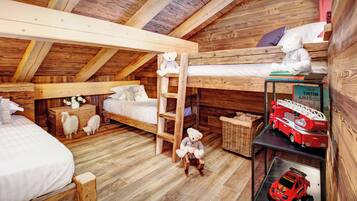 6 bedrooms, iron/ironing board, WiFi, bed sheets