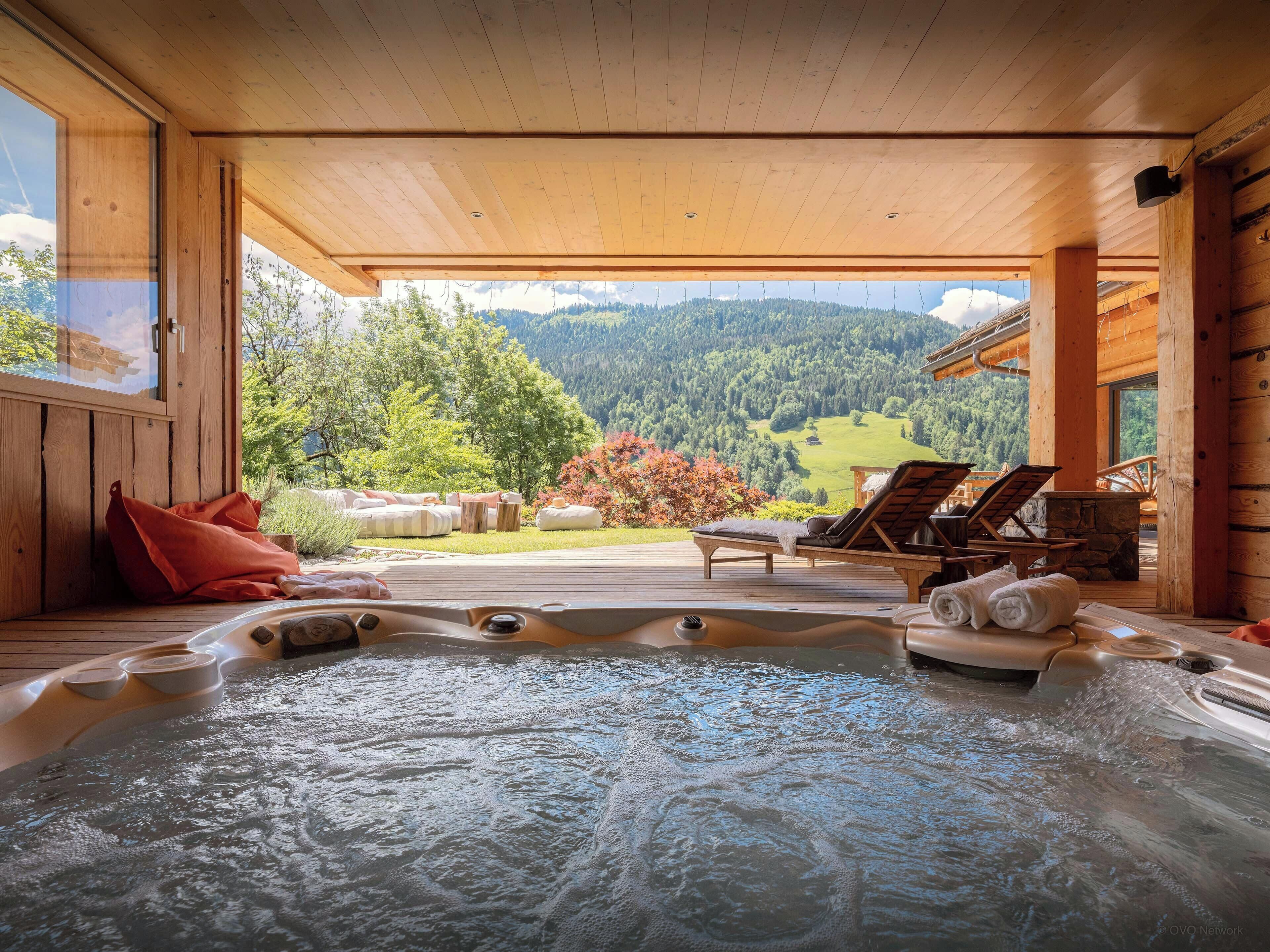 Outdoor spa tub