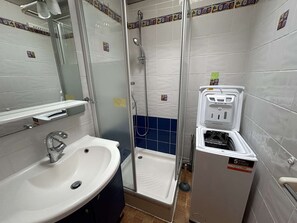 Bathroom - Cozy 4-Sleeper with A/C, Terraces & Direct Marina Access (Port Camargue)