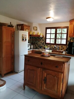 Mikrobølgeovn, ovn, oppvaskmaskin og kaffetrakter/tekoker