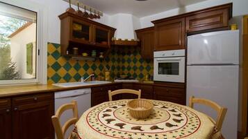 Micro-ondes, four, lave-vaisselle, cafetiĂšre/bouilloire