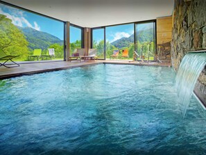 Piscina coperta, una piscina riscaldata