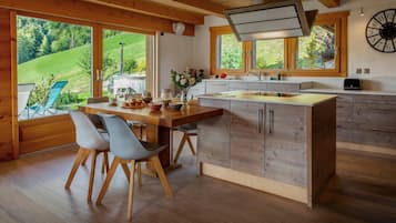 Fridge, oven, stovetop, dishwasher