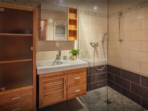 Bathtub, free toiletries, hair dryer, towels