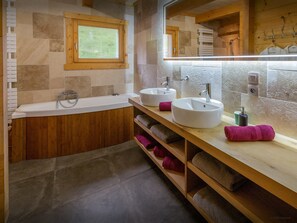 Vasca, set di cortesia gratuito, asciugacapelli, asciugamani