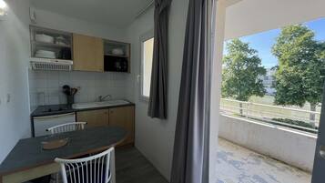 Réfrigérateur, micro-ondes, cafetiÚre/bouilloire, grille-pain