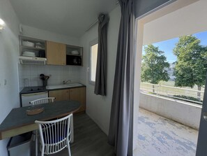 Fridge, microwave, coffee/tea maker, toaster - Lovely 2-room apartment with terrace and parking in Minimes (La Rochelle)