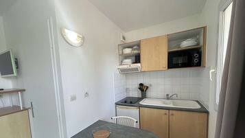 Fridge, microwave, coffee/tea maker, toaster