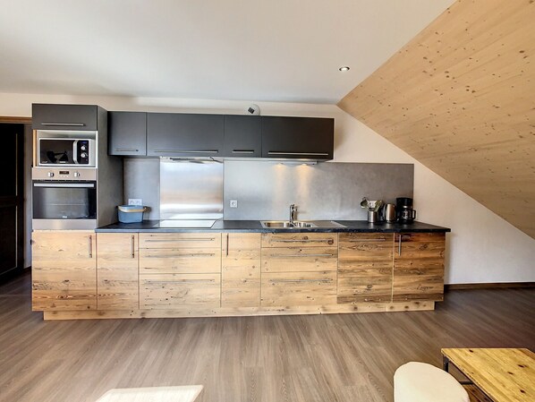 Fridge, oven, stovetop, dishwasher
