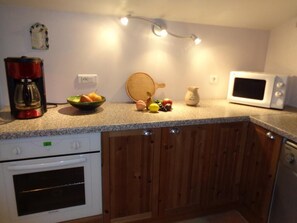 Microwave, oven, dishwasher, coffee/tea maker - Gîte in the countryside G2072 (GONFARON)