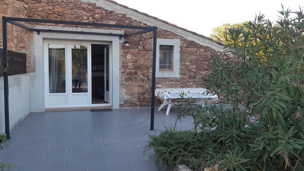 Outdoor dining - Gîte in the countryside G2072 (GONFARON)