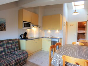 Fridge, dishwasher, coffee/tea maker, toaster