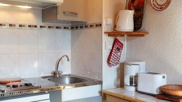 Een koelkast, een microgolfoven, een vaatwasser