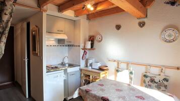 Een koelkast, een microgolfoven, een vaatwasser