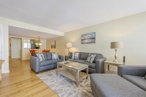 Een smart-tv en een dvd-speler