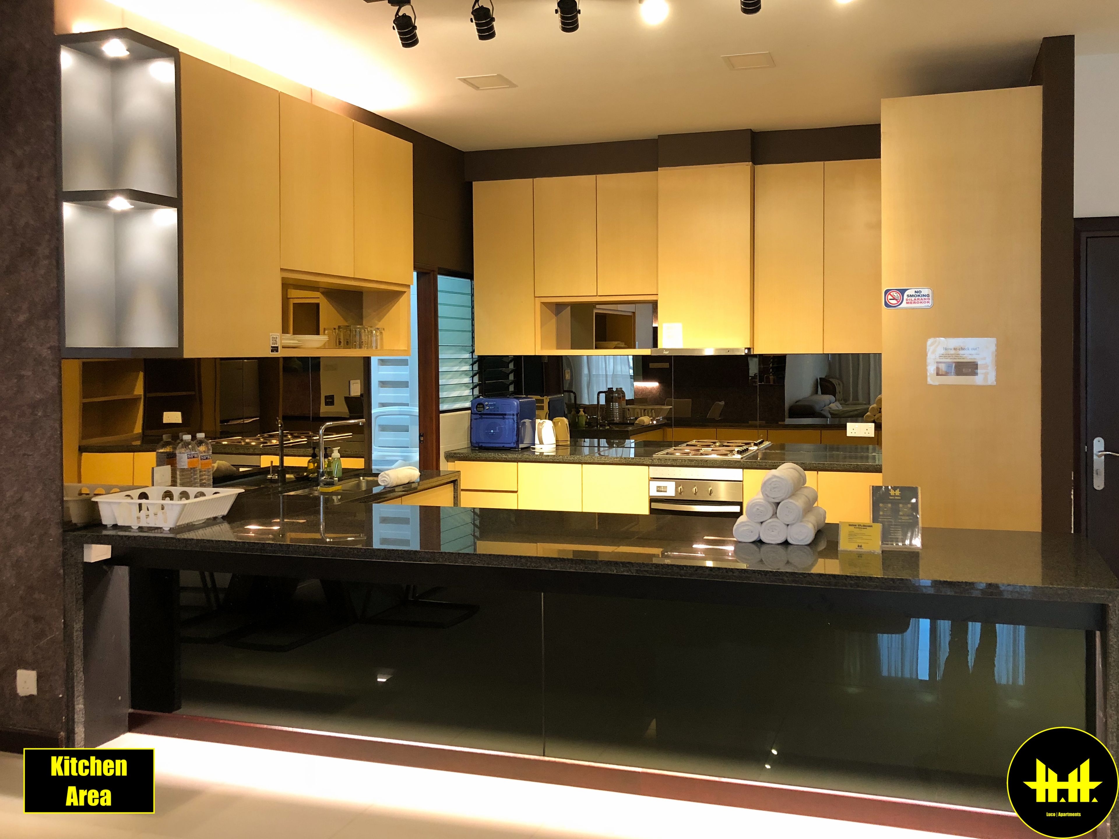 design apartment, 3 bedrooms, kitchen, mountain view | private kitchen | full-sized fridge, microwave, oven, stovetop