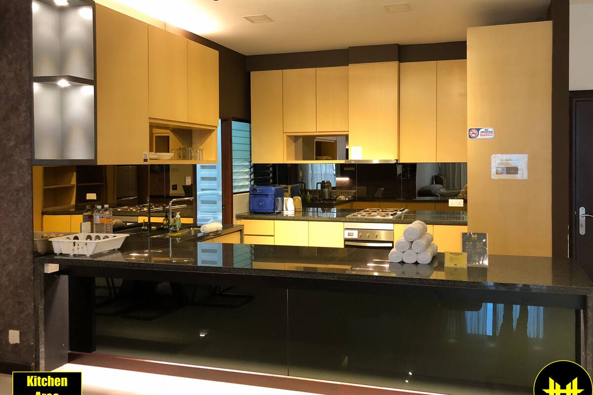 design apartment, 3 bedrooms, kitchen, mountain view | private kitchen | full-sized fridge, microwave, oven, stovetop