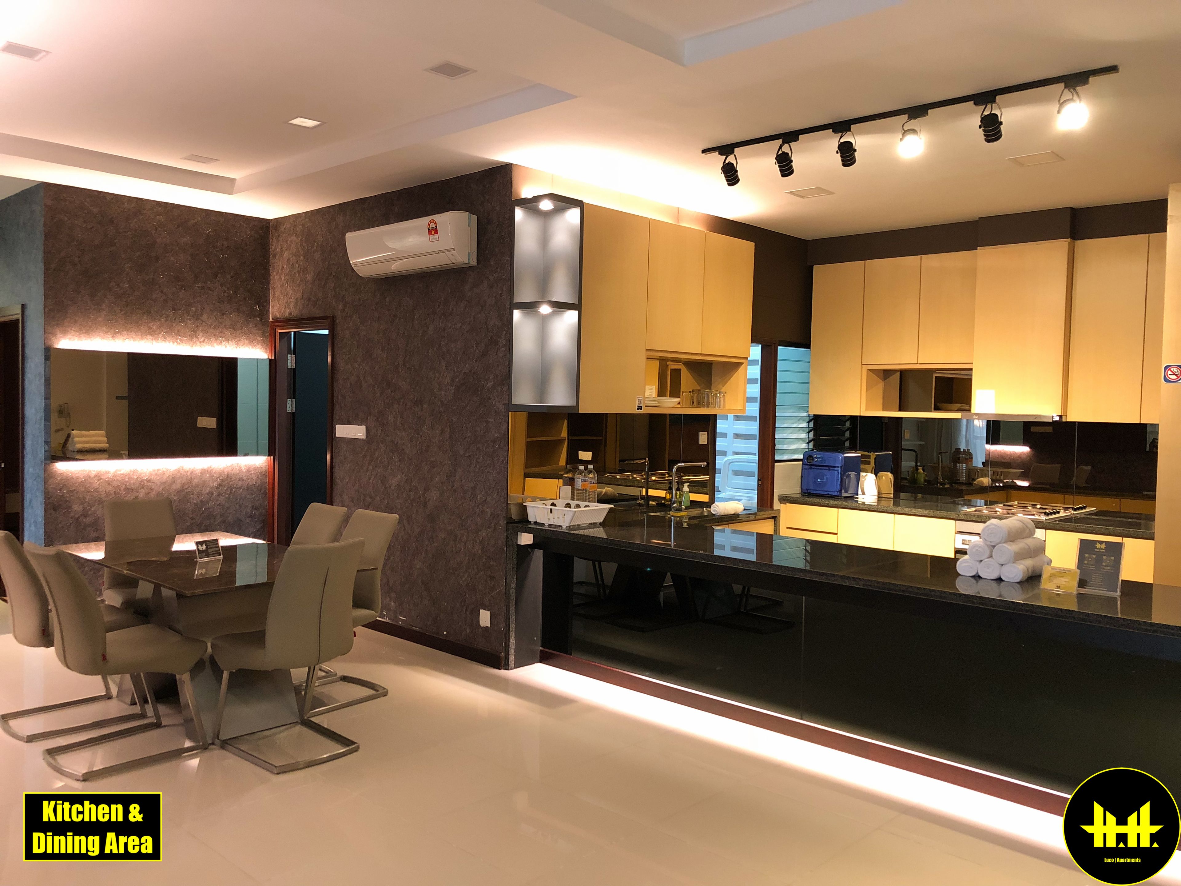 design apartment, 3 bedrooms, kitchen, mountain view | private kitchen | full-sized fridge, microwave, oven, stovetop