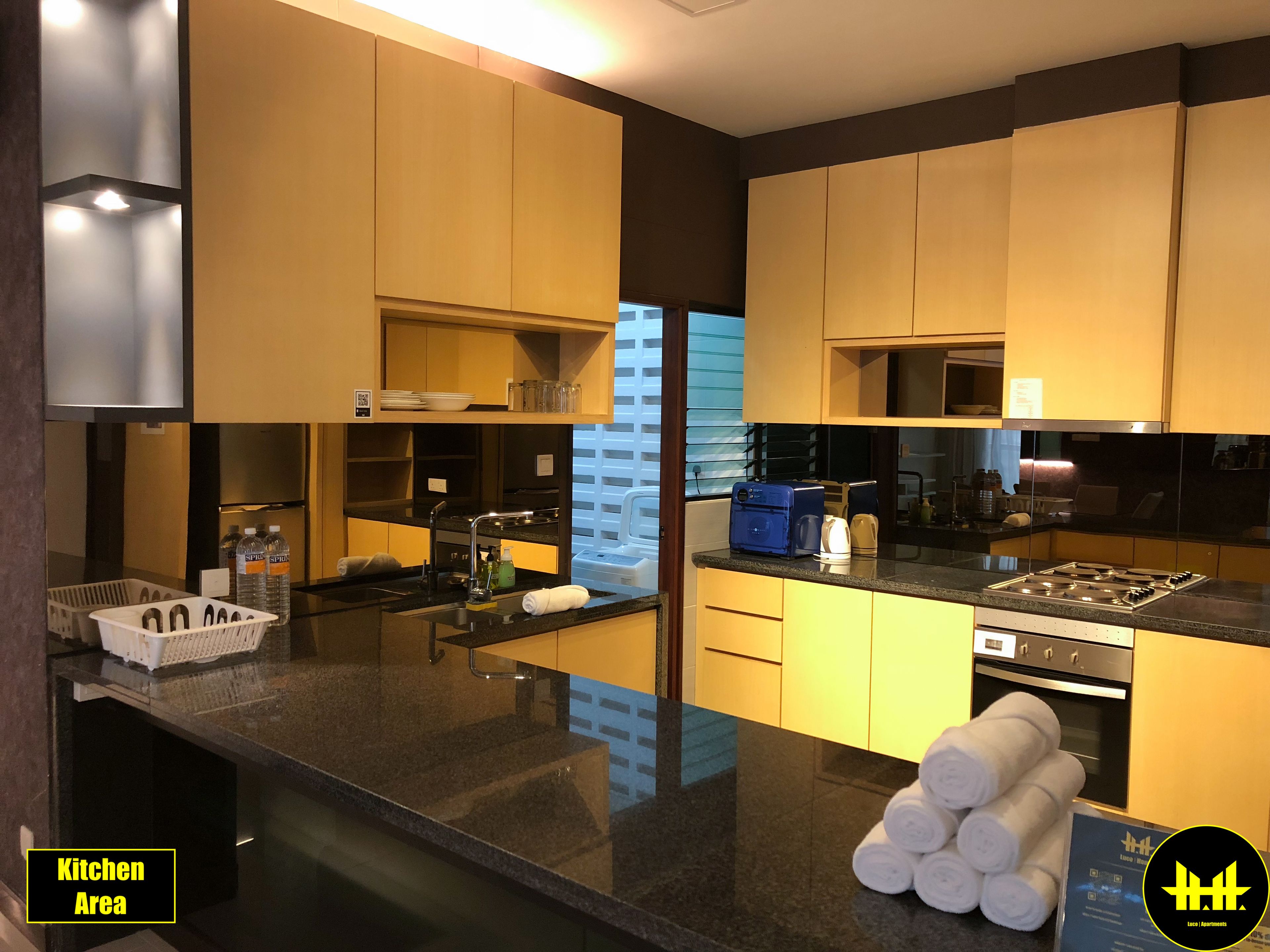 design apartment, 3 bedrooms, kitchen, mountain view | private kitchen | full-sized fridge, microwave, oven, stovetop