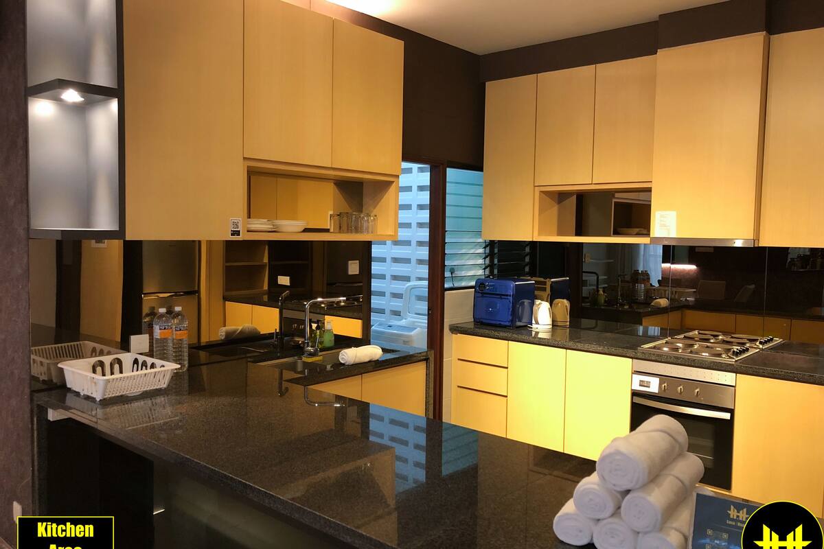 design apartment, 3 bedrooms, kitchen, mountain view | private kitchen | full-sized fridge, microwave, oven, stovetop