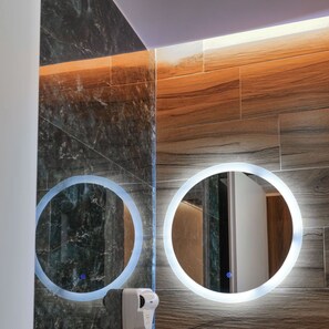 Double Room, Sea View | Bathroom | Shower, free toiletries, hair dryer, bidet - Hotel Havana (Sarandë)