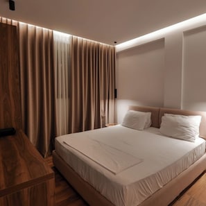 Economy Double Room | Desk, soundproofing, free WiFi, bed sheets - Hotel Havana (Sarandë)