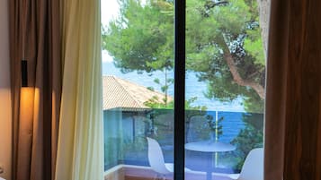 Desk, soundproofing, free WiFi, bed sheets