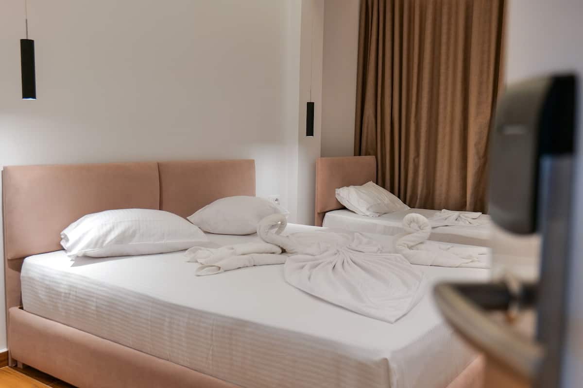 Triple Room, Balcony | Desk, soundproofing, free WiFi, bed sheets