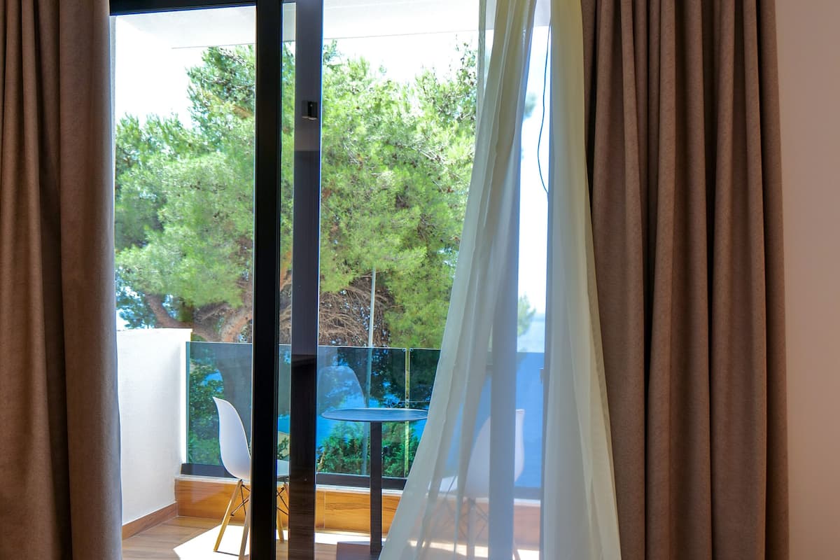 Bureau, chambres insonorisées, Wi-Fi gratuit, draps fournis