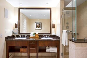 Douche, articles de toilette gratuits, sèche-cheveux