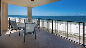 Een balkon met uitzicht op het strand en de oceaan.
