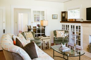 TV, books - The Down Town House - Charming Bungalow In San Luis Obispo - Private parking!  (San Luis Obispo)