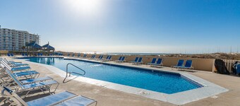 Primer piso frente a la playa Unidad de esquina con vistas espectaculares!  ¡Estacione y camine directamente!