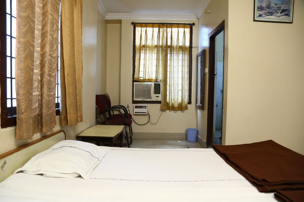 Basic Single Room, 1 Double Bed | Premium bedding, desk, rollaway beds, free wired Internet