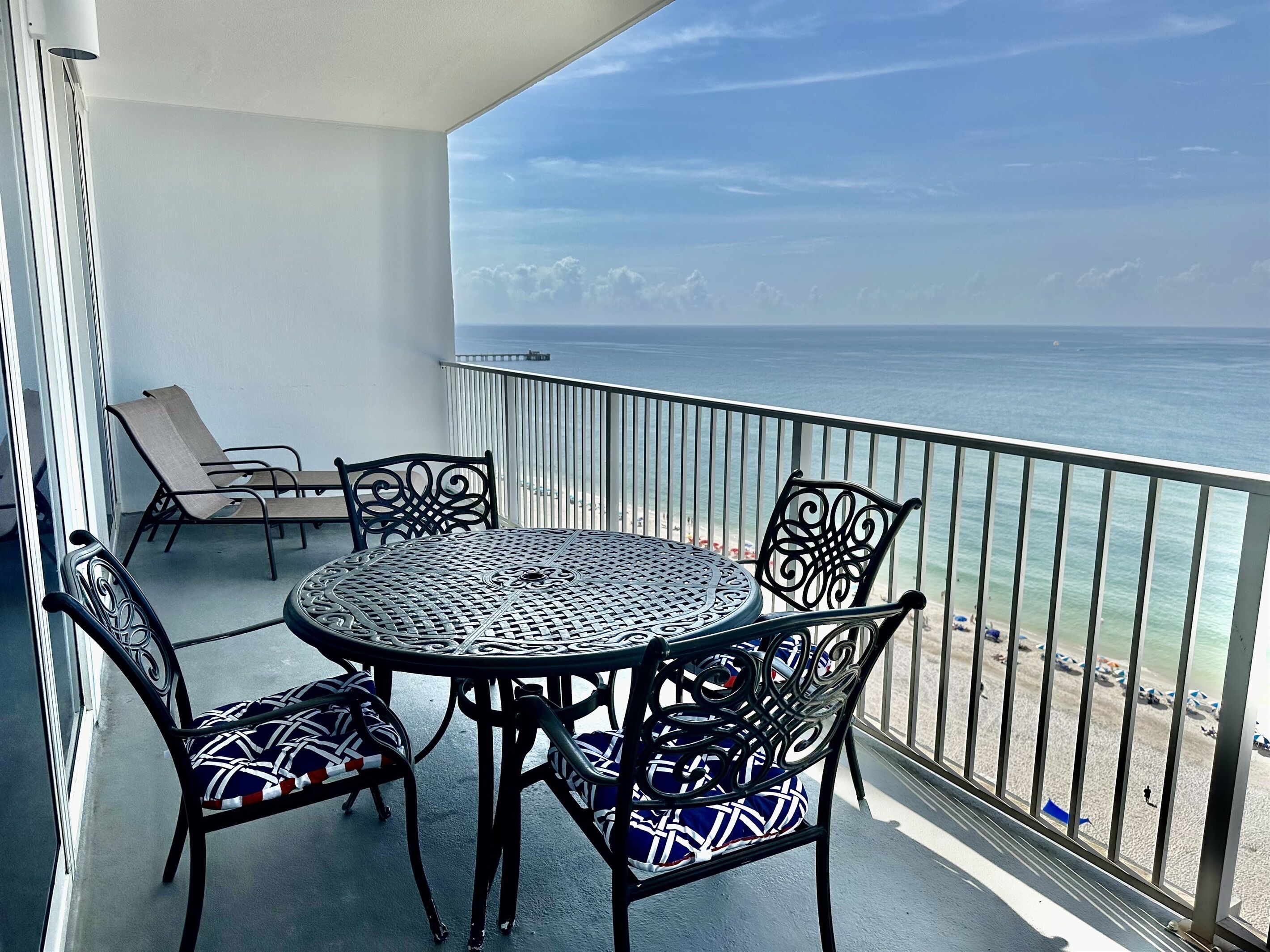 Beautiful One Bedroom PLUS Bunk Room in Lighthouse on the 16th Floor!