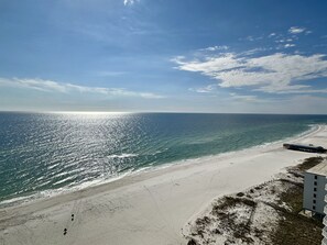On the beach - Beautiful One Bedroom PLUS Bunk Room in Lighthouse on the 16th Floor! (Gulf Shores)
