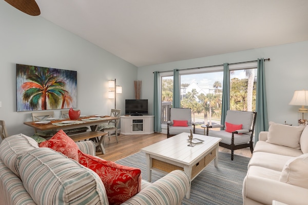 Spacious living room with plenty of seating, cable TV with netflix