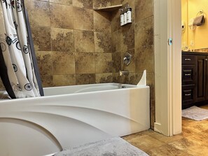 Combined shower/bathtub, hair dryer, towels, shampoo