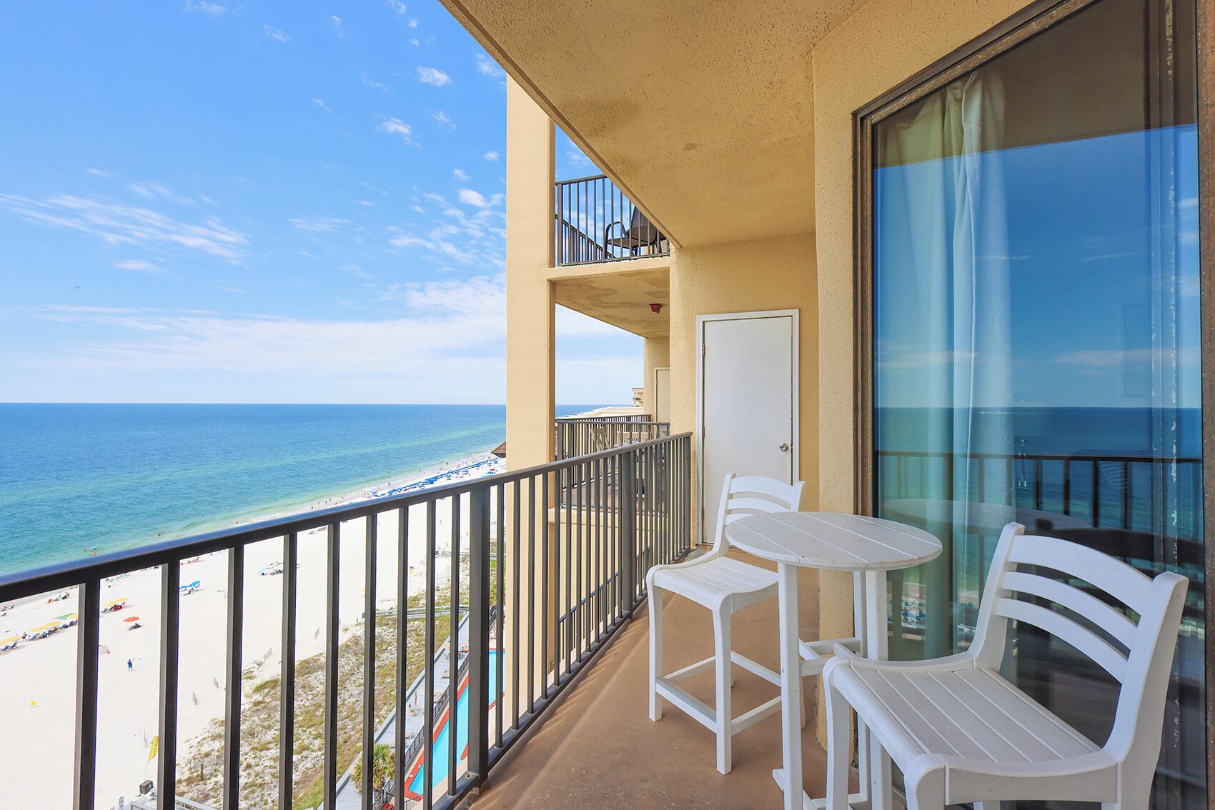 Un balcon avec vue sur la plage et l’océan.