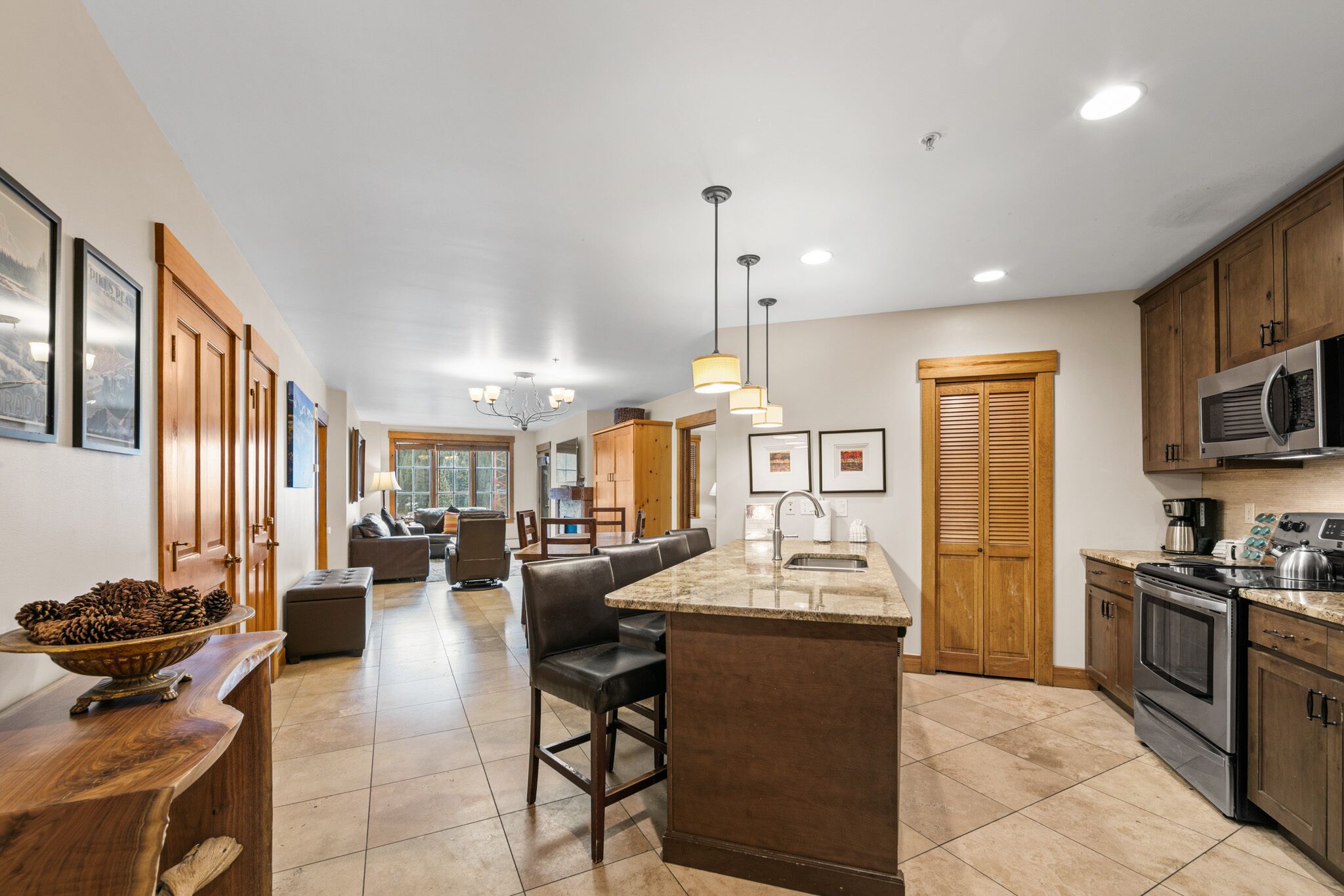 High-end Condo Next to Gondola, 2 King Beds, Private Laundry, Slope Views