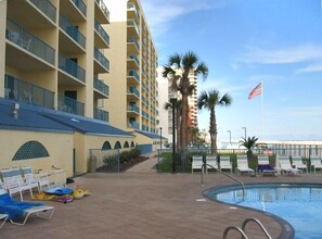 Utendørsbasseng og et oppvarmet basseng