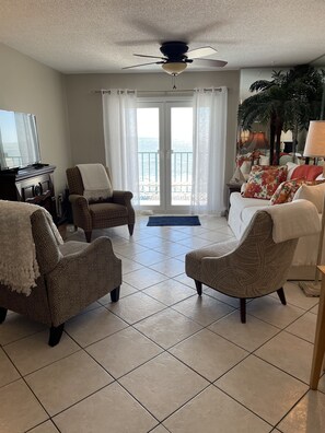 Flatskjerm-TV og bøker