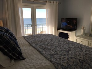 2 soverom, senger med overmadrass og blendingsgardiner