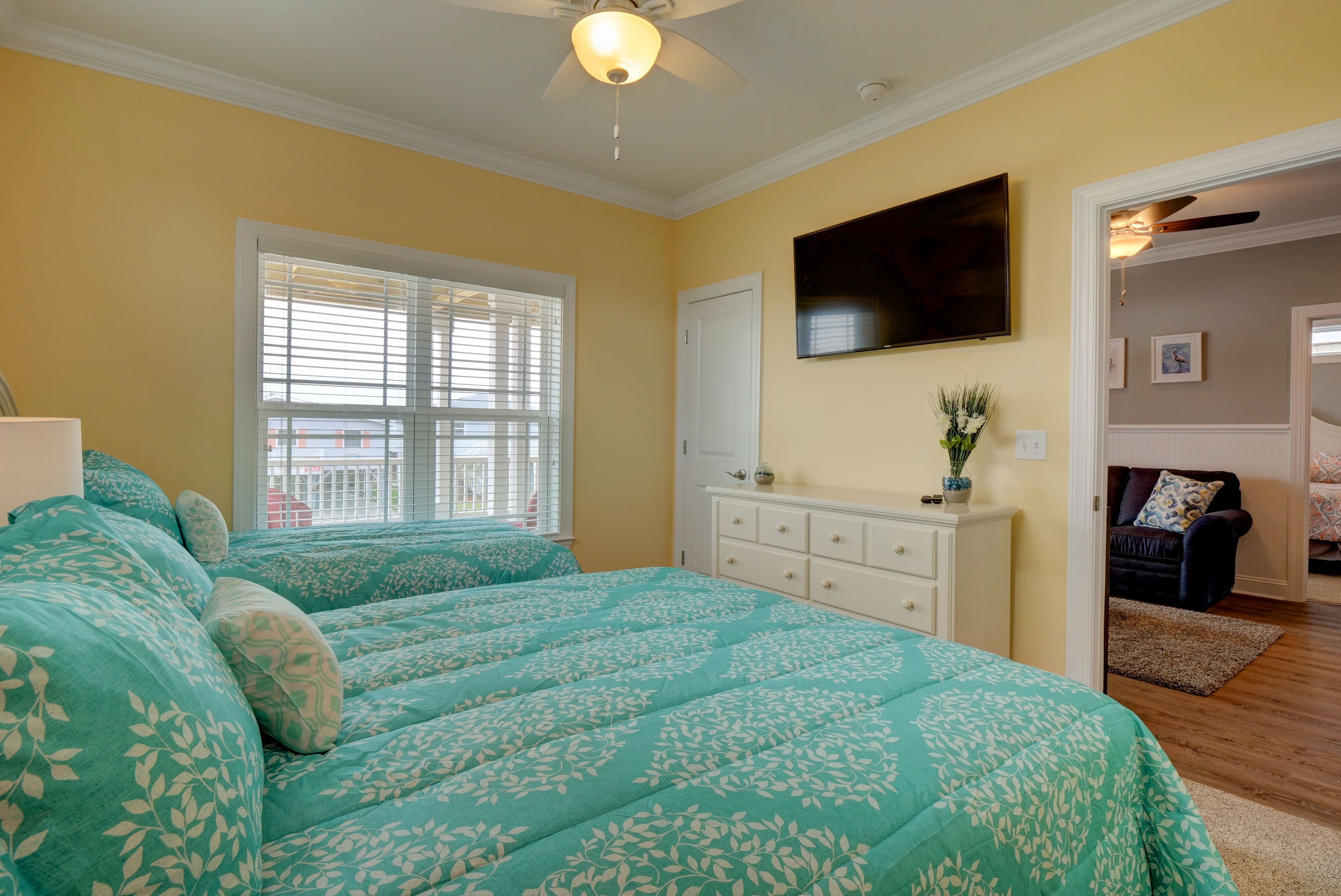 Queen/ Twin Room with 50" TV, cable and Roku