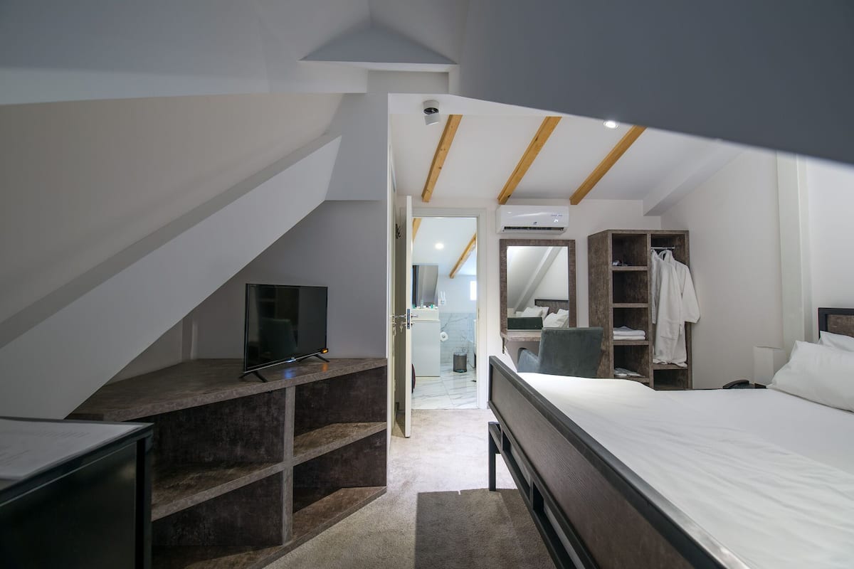 Quarto casal luxo, 1 cama Queen, sacada, vista para a cidade | 1 quarto, frigobar, escrivaninha, quartos à prova de som