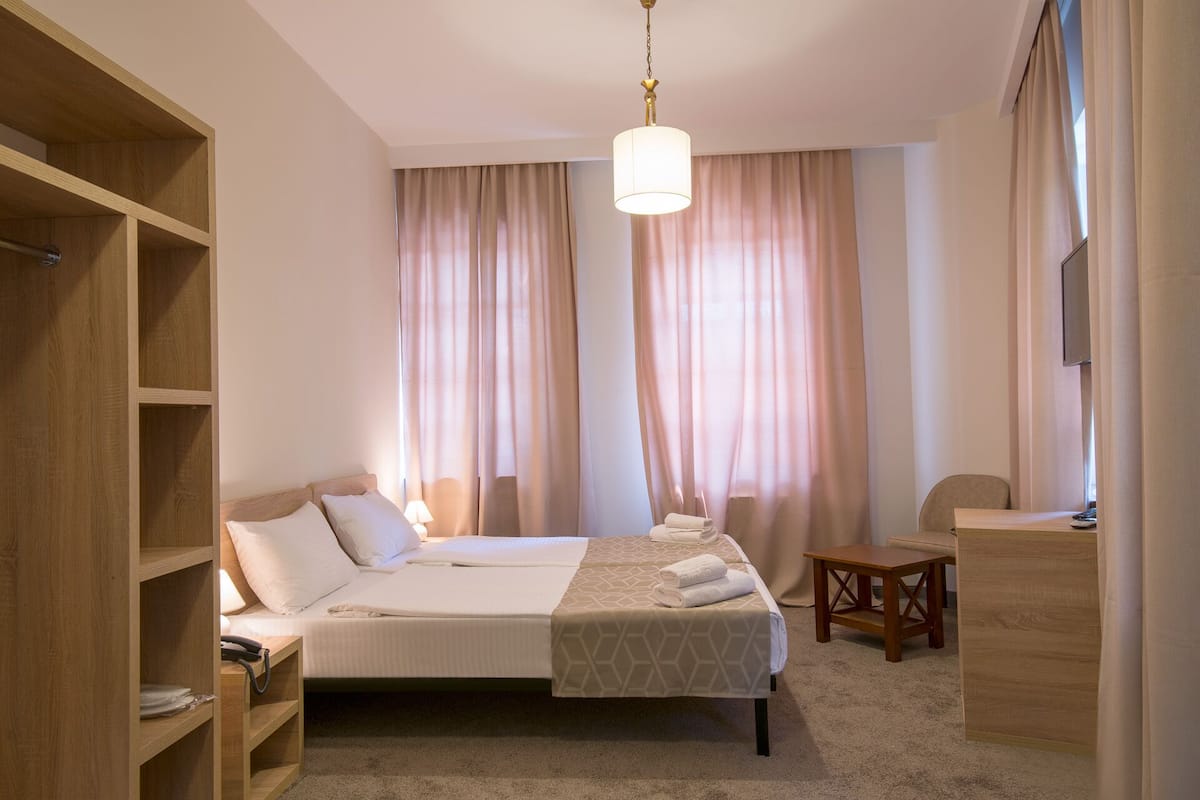 Quarto casal ou duplo conforto, vista para a cidade | 1 quarto, frigobar, escrivaninha, quartos à prova de som