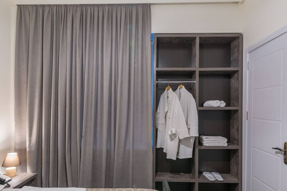 1 quarto, frigobar, escrivaninha, quartos à prova de som