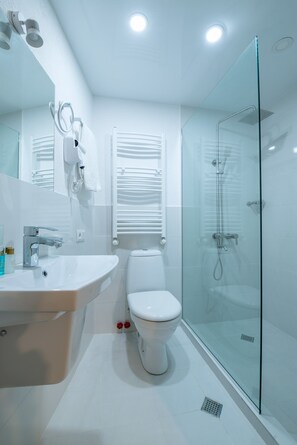 Shower, free toiletries, hair dryer, bathrobes - Hotel Opinion (Tbilisi)