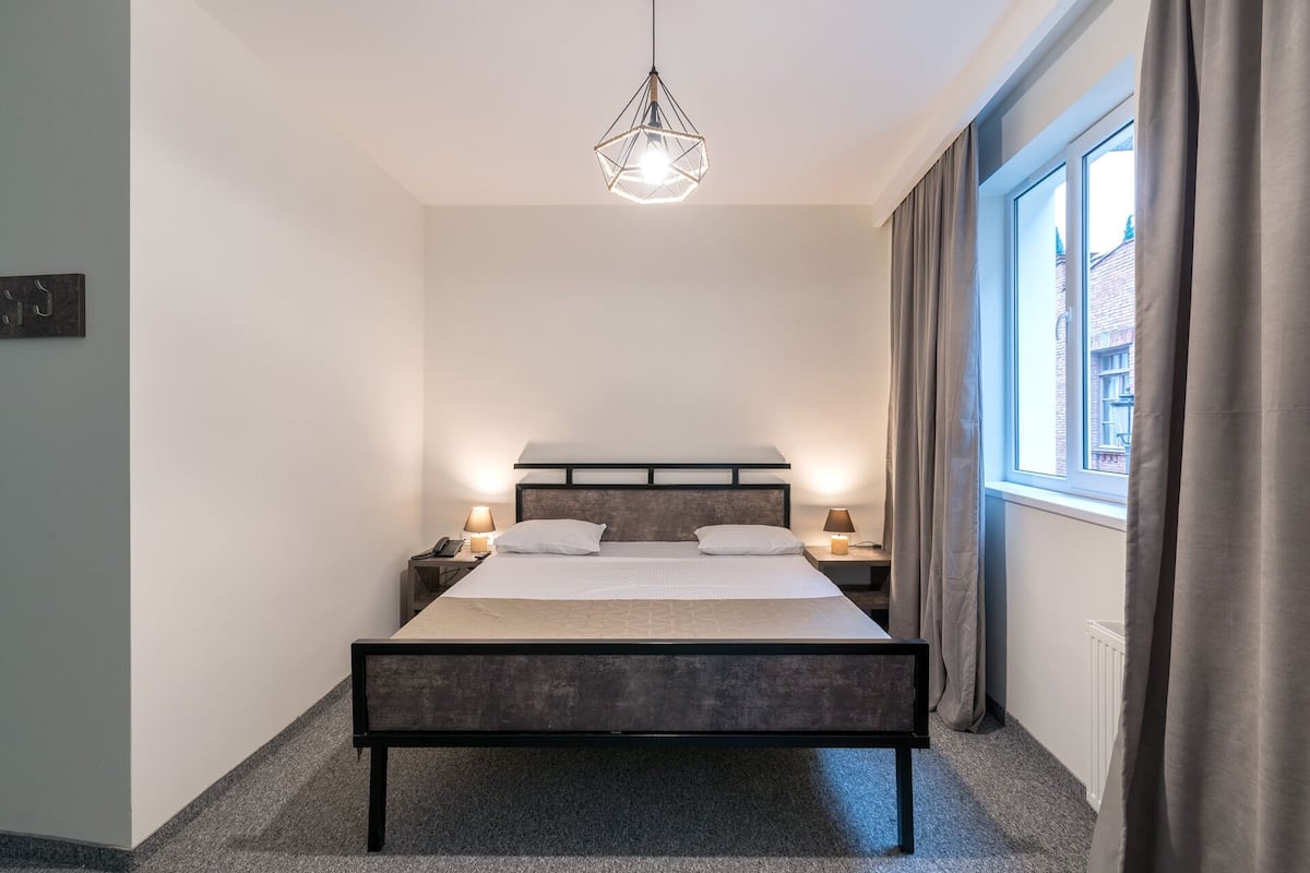 Quarto casal superior, 1 cama King | 1 quarto, frigobar, escrivaninha, quartos à prova de som